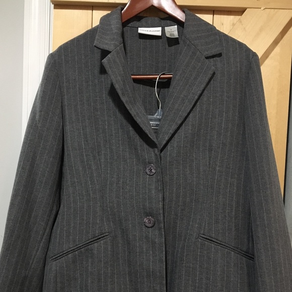 Women’s 2pc dress pant suit - Picture 2 of 3